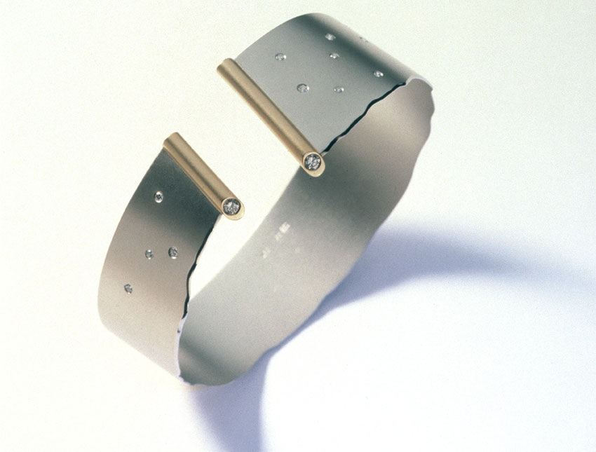 Dieser Armreif von Ursula Scholz aus Berlin, gefertigt aus Platin federt sicher und bequem um das Armgelenk. Eiin unbeabsichtigtes öffnen ist daher nicht möglich. Dieser Armreif von Ursula Scholz aus Berlin, gefertigt aus Platin federt sicher und bequem um das Armgelenk. Eiin unbeabsichtigtes öffnen ist daher nicht möglich.