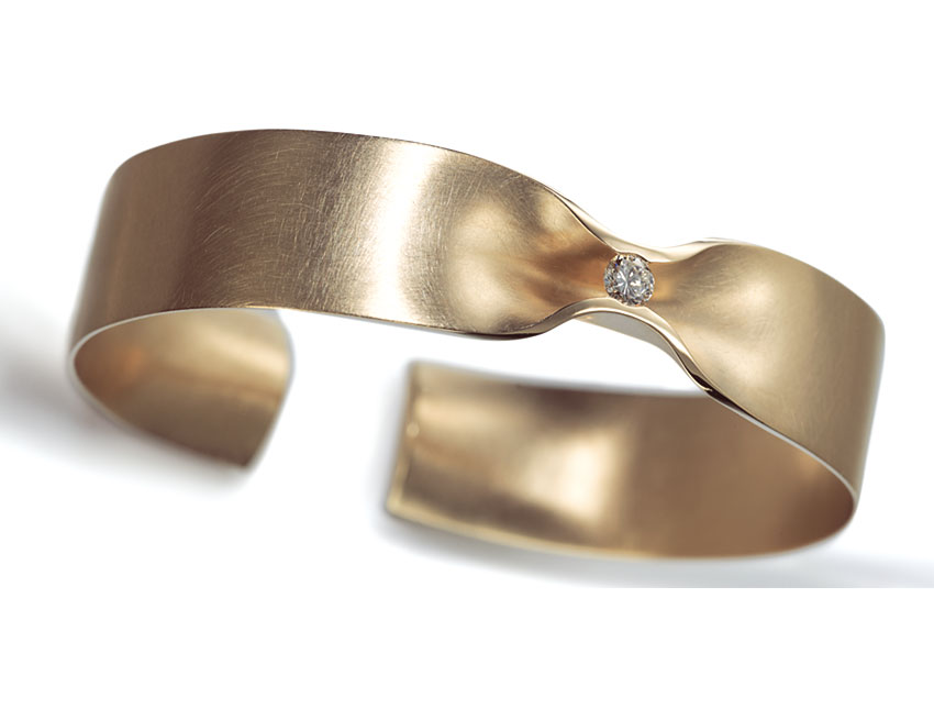 Armreif Devotion aus Gold und Diamanten von Ursula Scholz Armreif Devotion