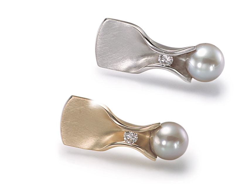 Ohrschmuck und Anhänger aus Gold und Platin mit Perle und Brillant von Ursula Scholz Ohrschmuck