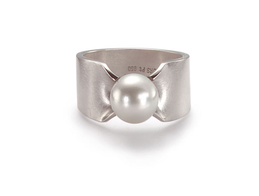 Platin Ring mit Perle von Ursula Scholz Platin Ring mit Perle